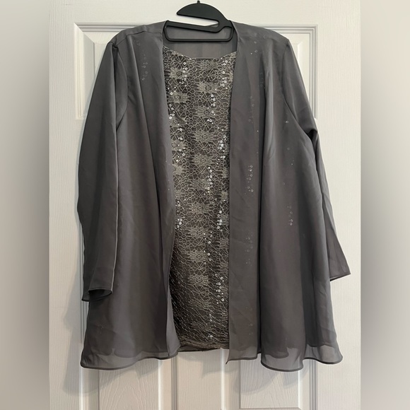 Woman’s 3-pc. Sequined lace pants suit with jacket - Picture 5 of 7